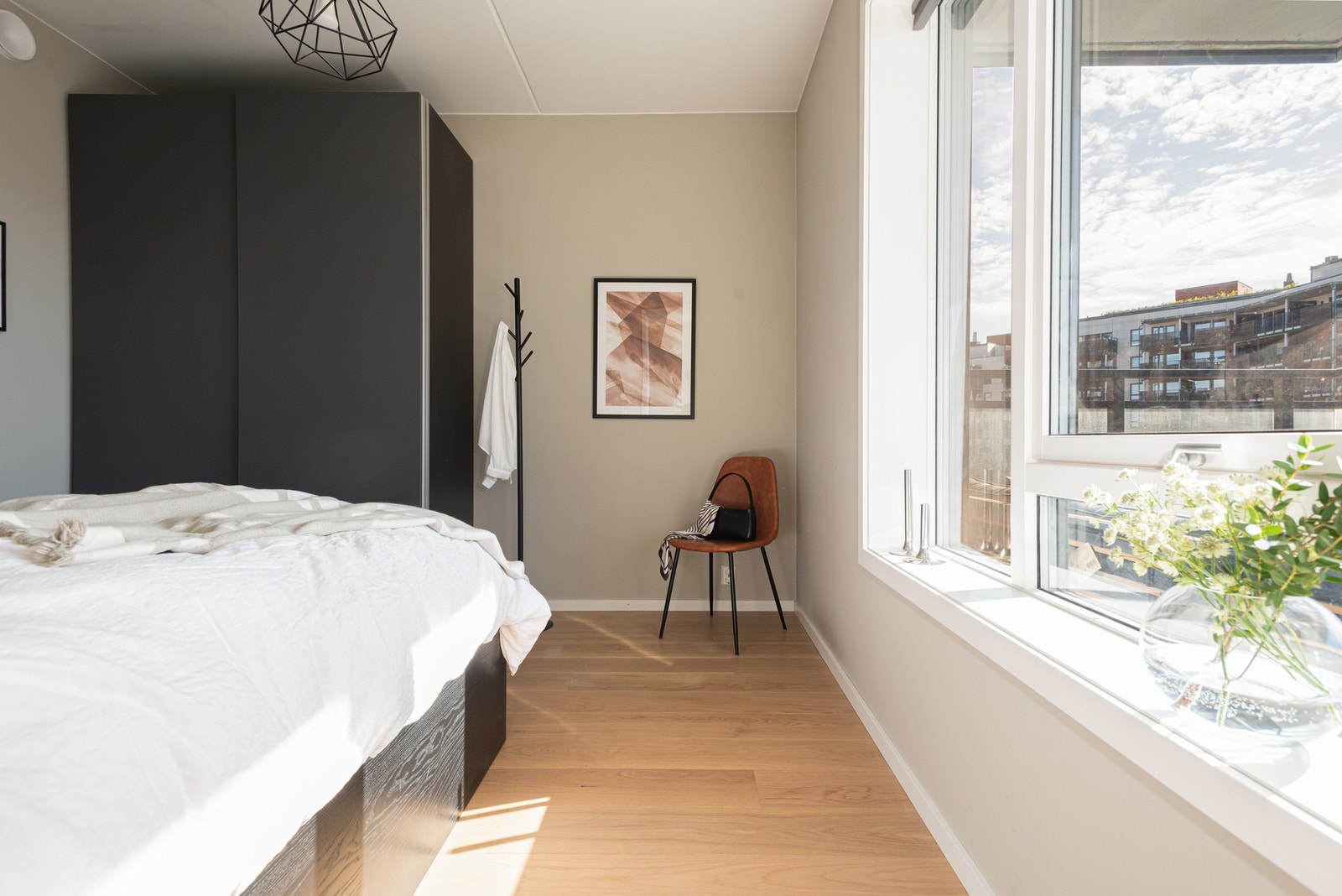 Soverommet har god plass til stor seng, garderobe og øvrig ønsket møblement. Galleribilde