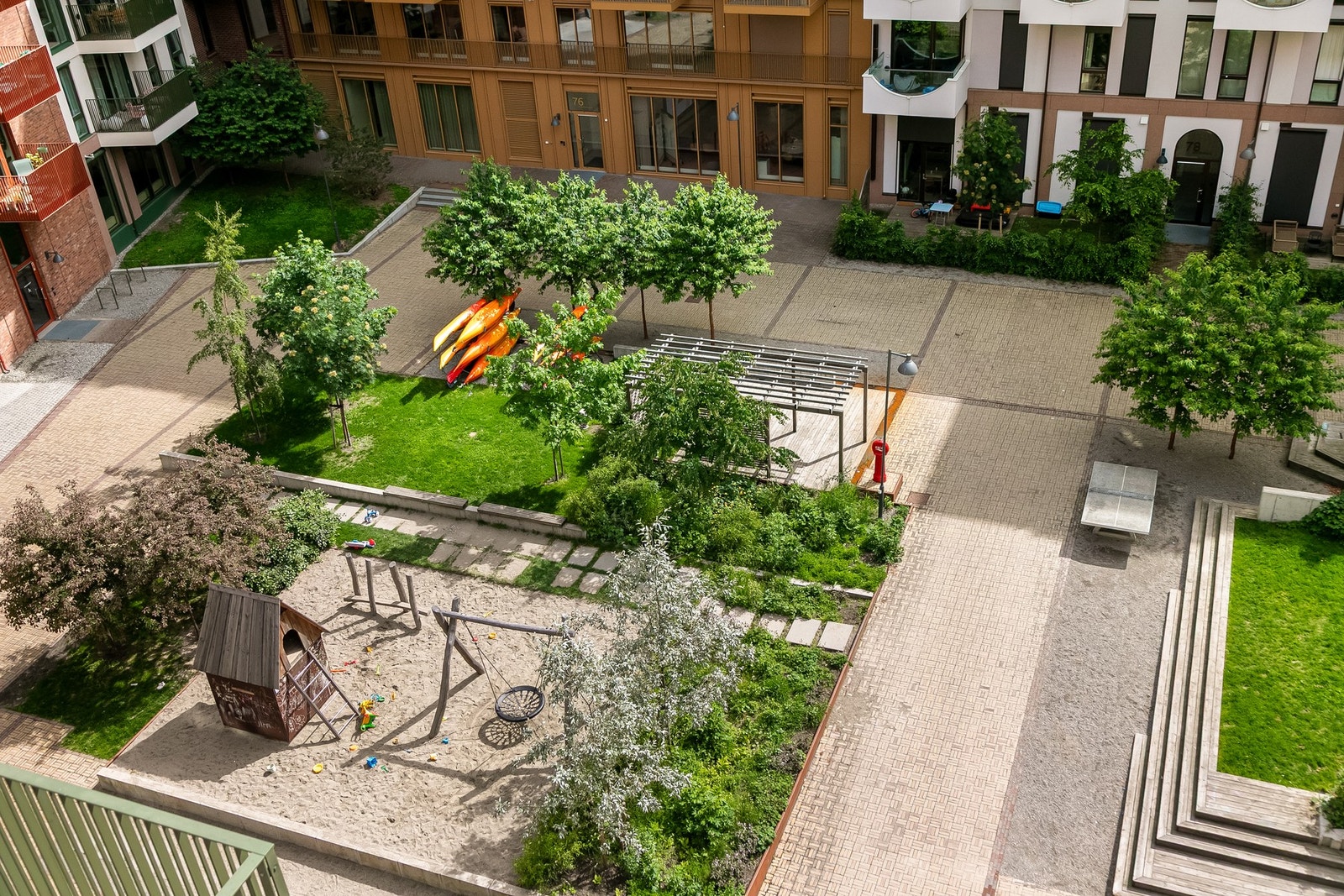 Pent opparbeidet bakgård. Galleribilde