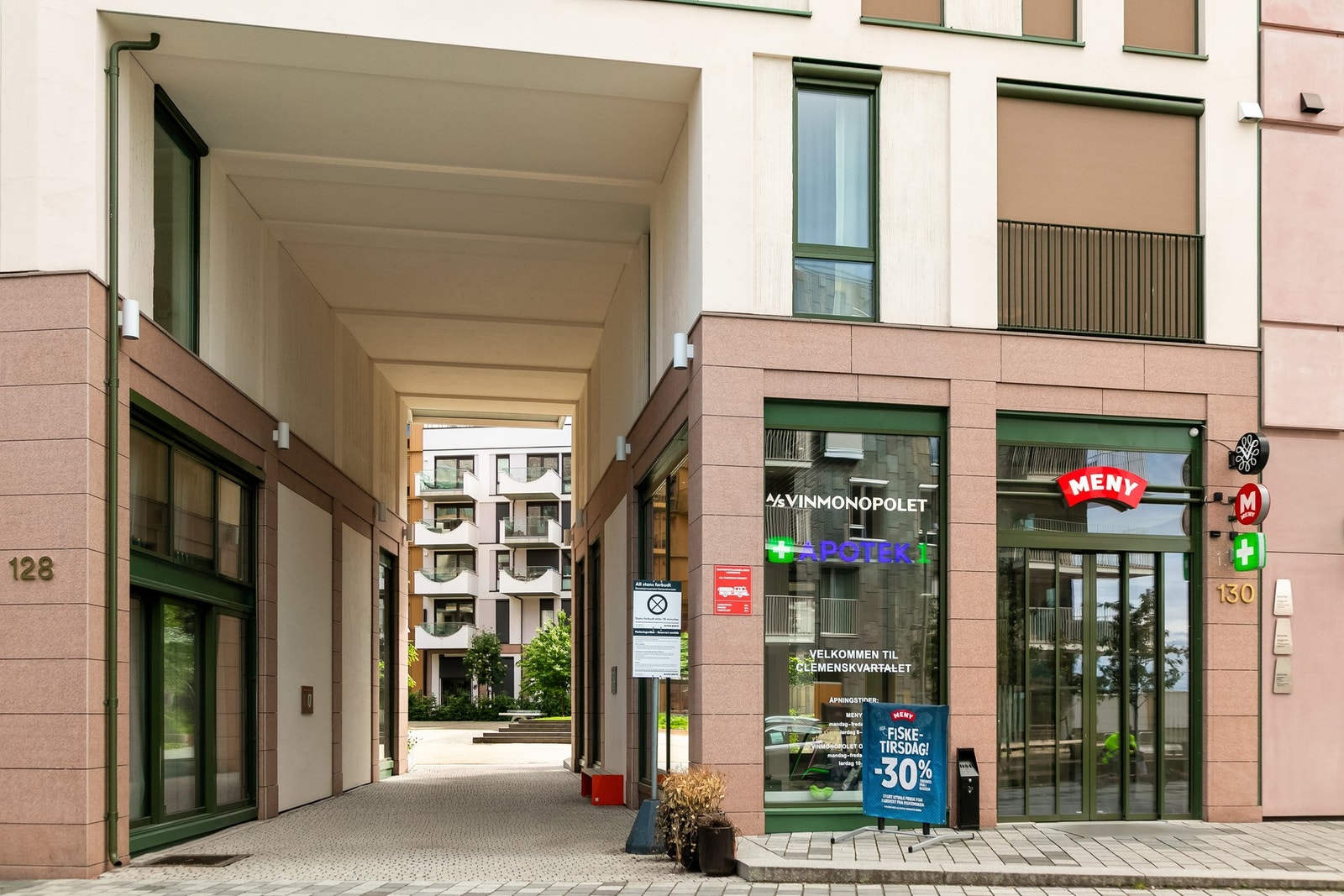 I tillegg kan du ta heisen direkte ned til MENY og Vinmonopolet i kjelleren. Galleribilde