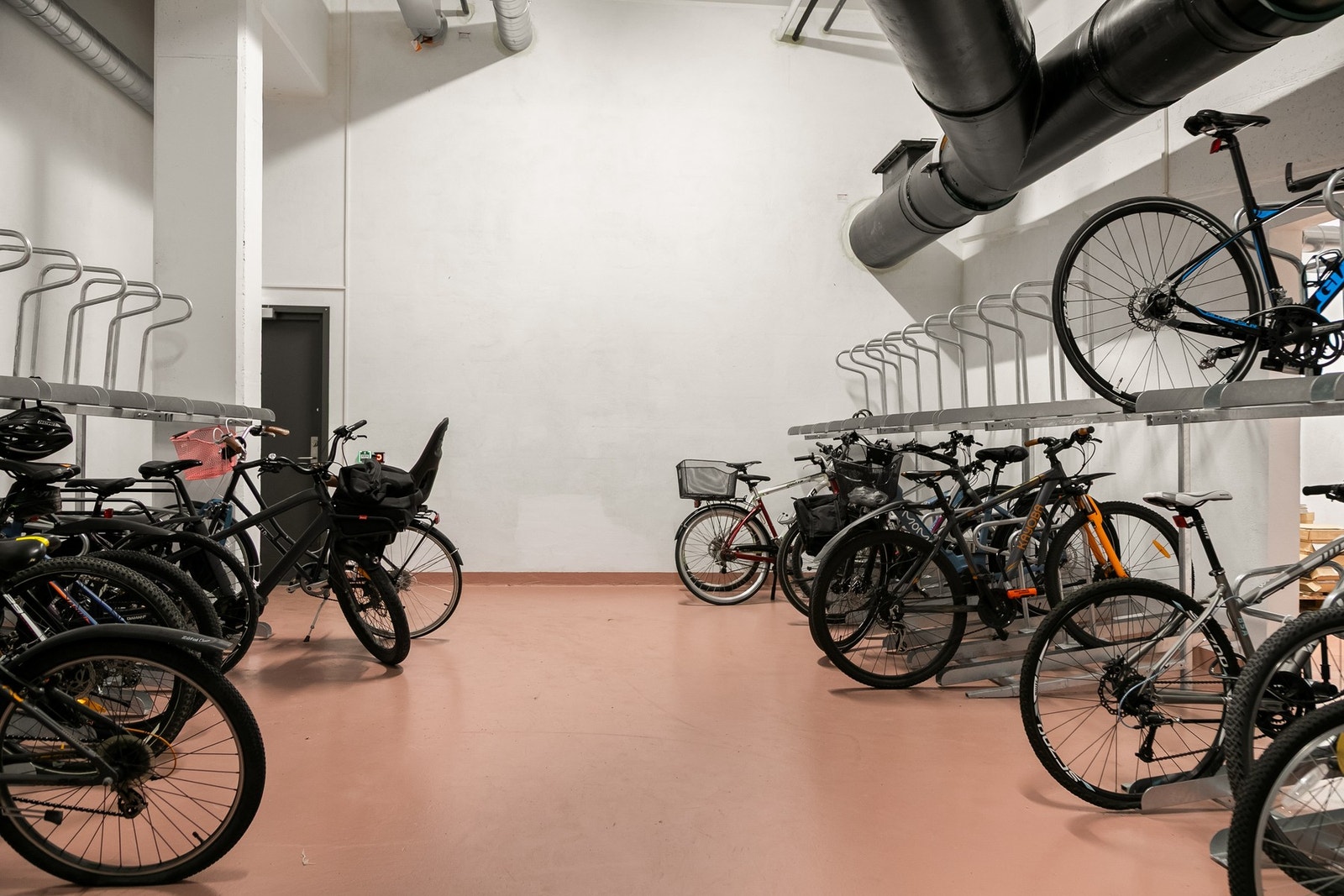 Flere felles sykkelboder. Galleribilde