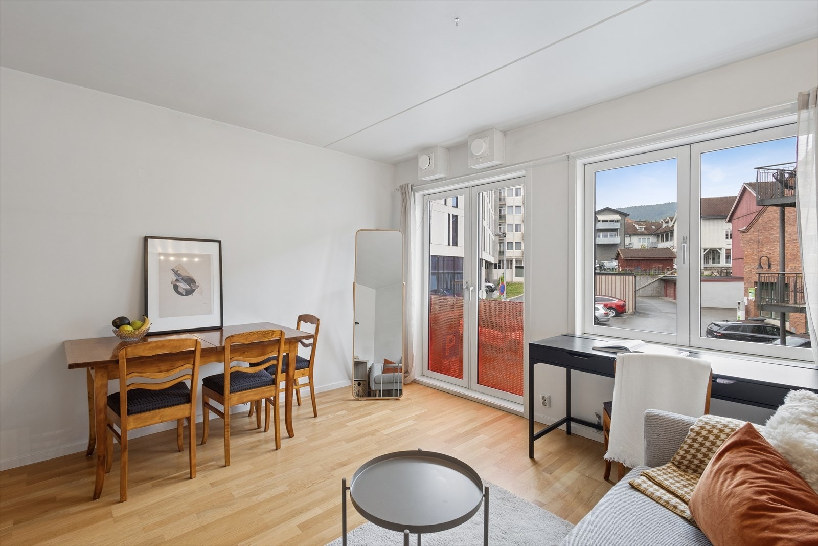 Leiligheten har en gjennomtenkt planløsning og store vindusflater som slipper inn naturlig lys. Galleribilde