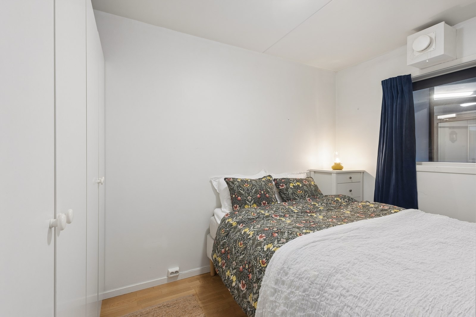 Soverommet har plass til dobbeltseng med nattbord og er skjermet fra stuen. Galleribilde