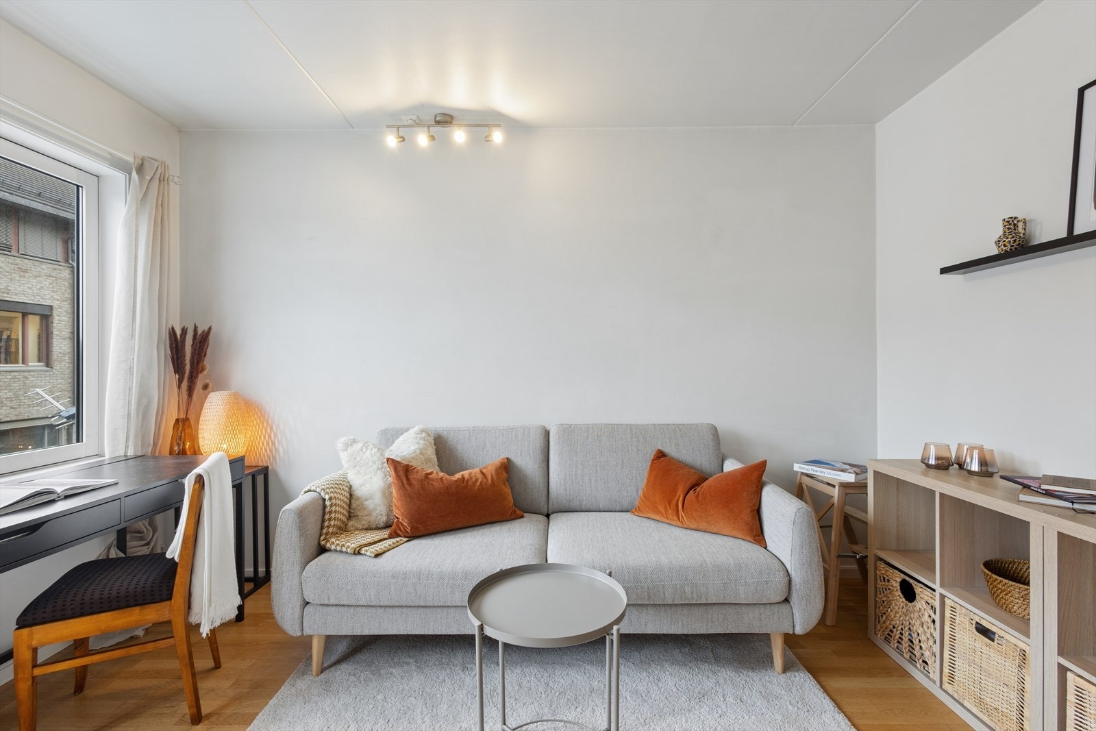 Leiligheten varmes opp med strøm, blant annet via panelovner. Galleribilde