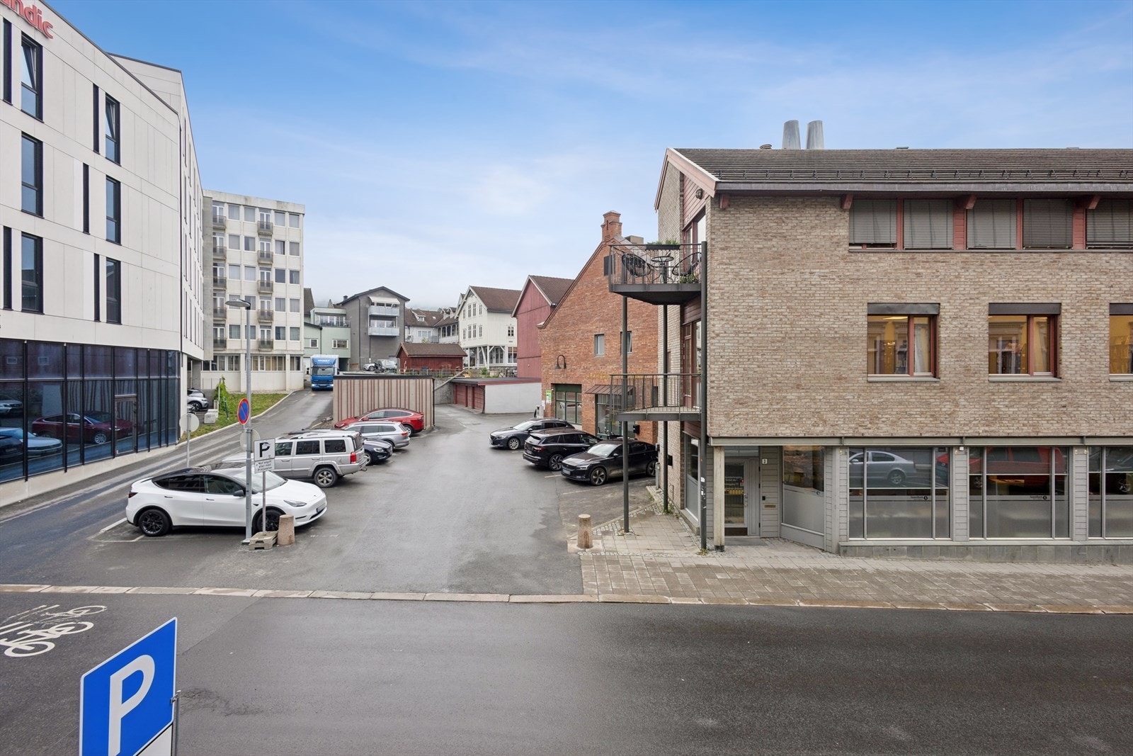 Utsikt mot sameiets gårdsrom og nærliggende bebyggelse. Galleribilde