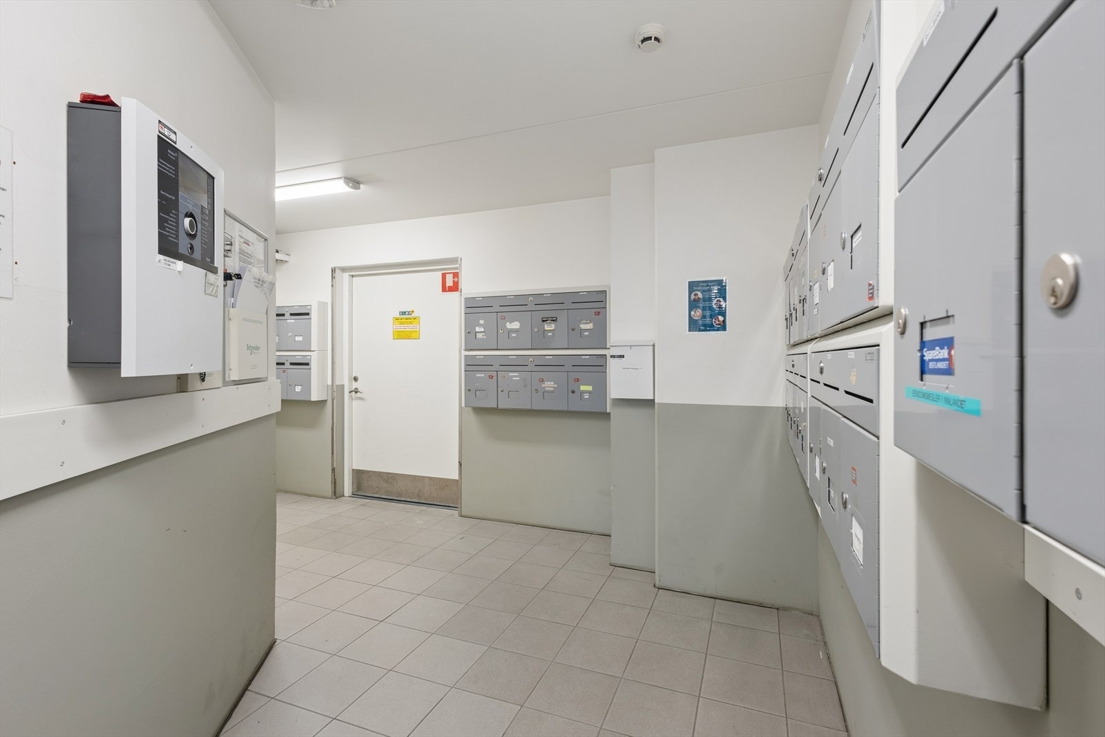 Felles inngangsparti med postkasser og tilgang til bod i kjeller. Galleribilde