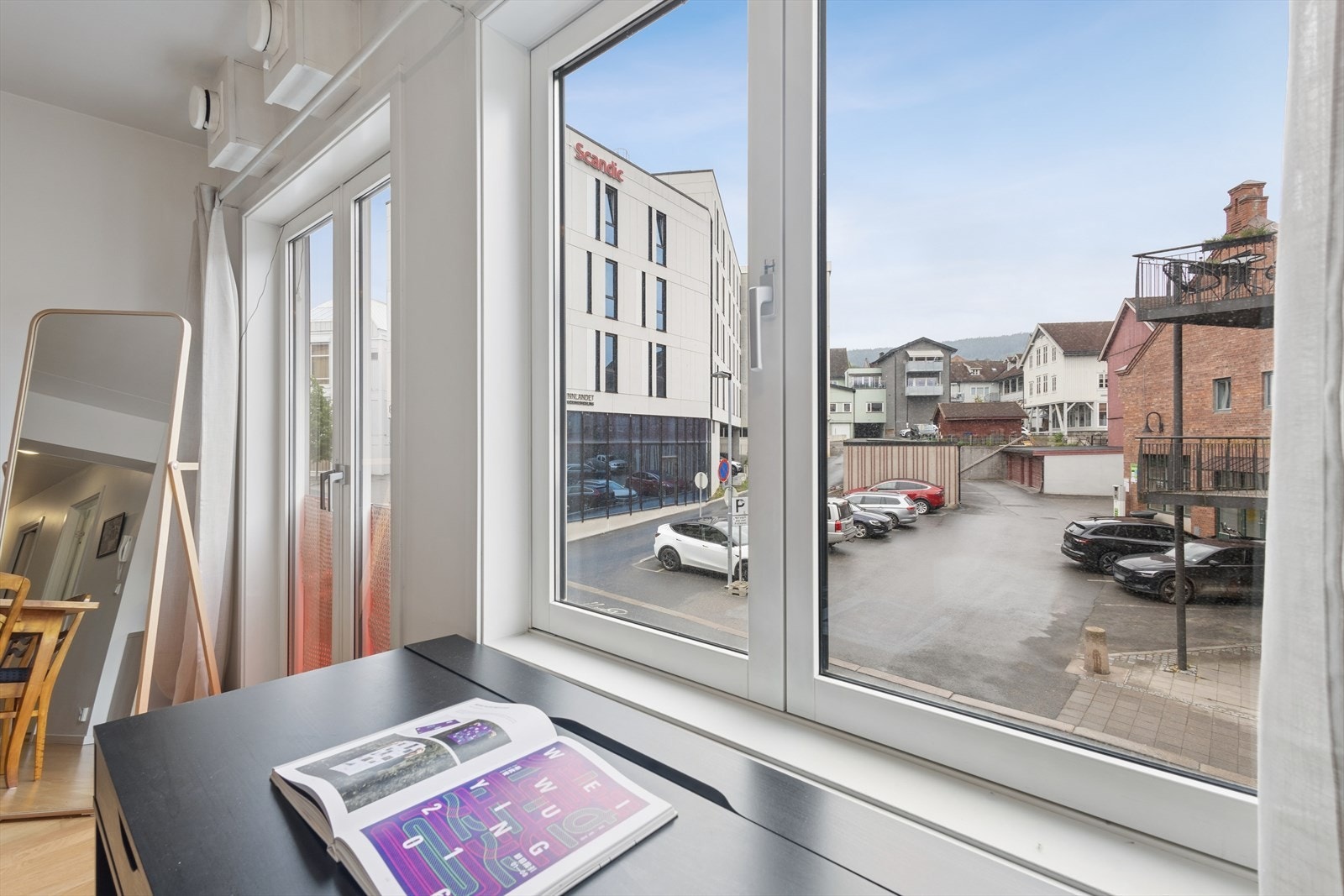 Fra vinduet ser man mot First Hotel Breiseth, som ligger kun fire minutters gange unna. Galleribilde