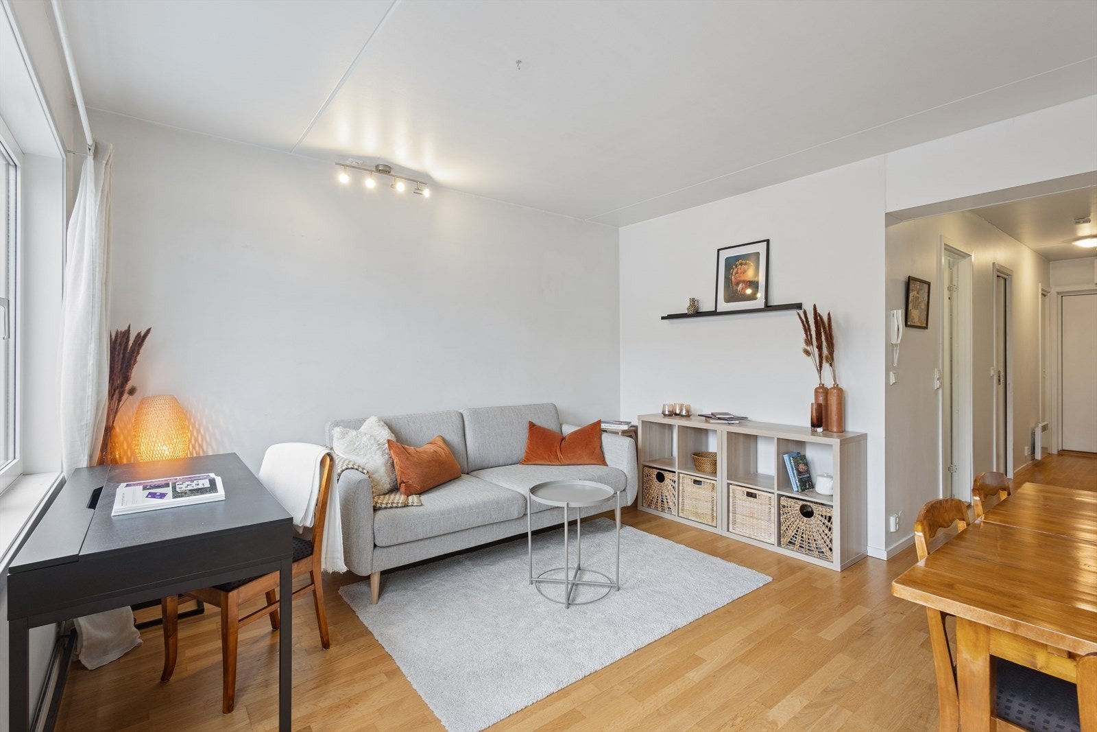 Stuen har plass til både sofagruppe og en liten arbeidsplass. Galleribilde
