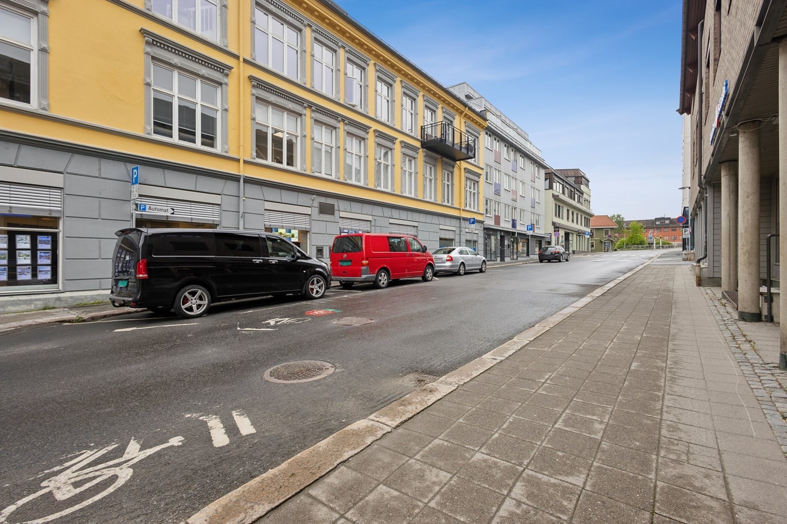 Her bor du midt i sentrum, med dagligvarebutikker som Joker og Kiwi kun fire minutter unna. Galleribilde