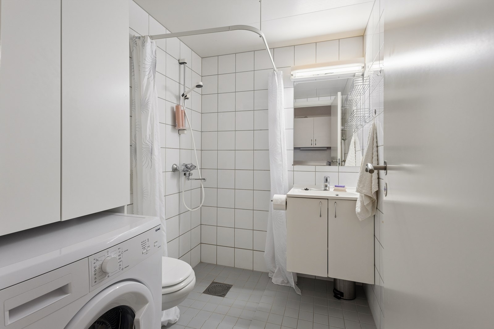 Leiligheten har flislagt bad med gulvvarme og opplegg for vaskemaskin. Galleribilde