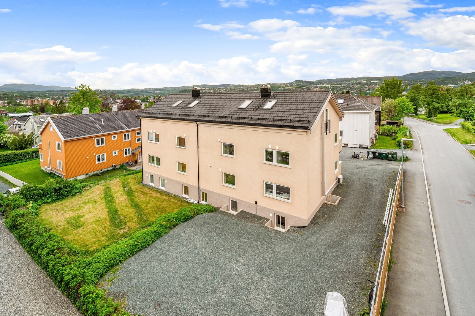 Felles oparbeidet tomt med hageområder og parkering. Gratis gateparkering mellom 16-08. Galleribilde