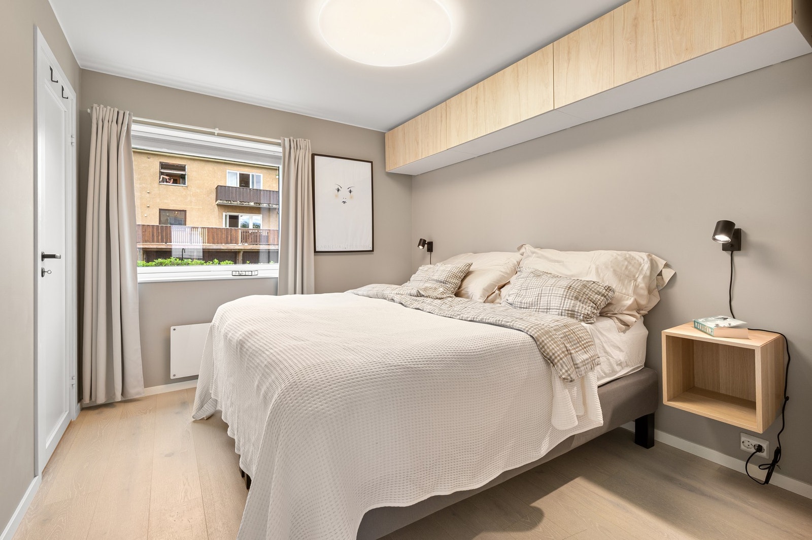 Hovedsoverom på ca. 9,4m² med god plass til dobbeltseng og praktiske oppbevaringsløsninger i overskap. Galleribilde