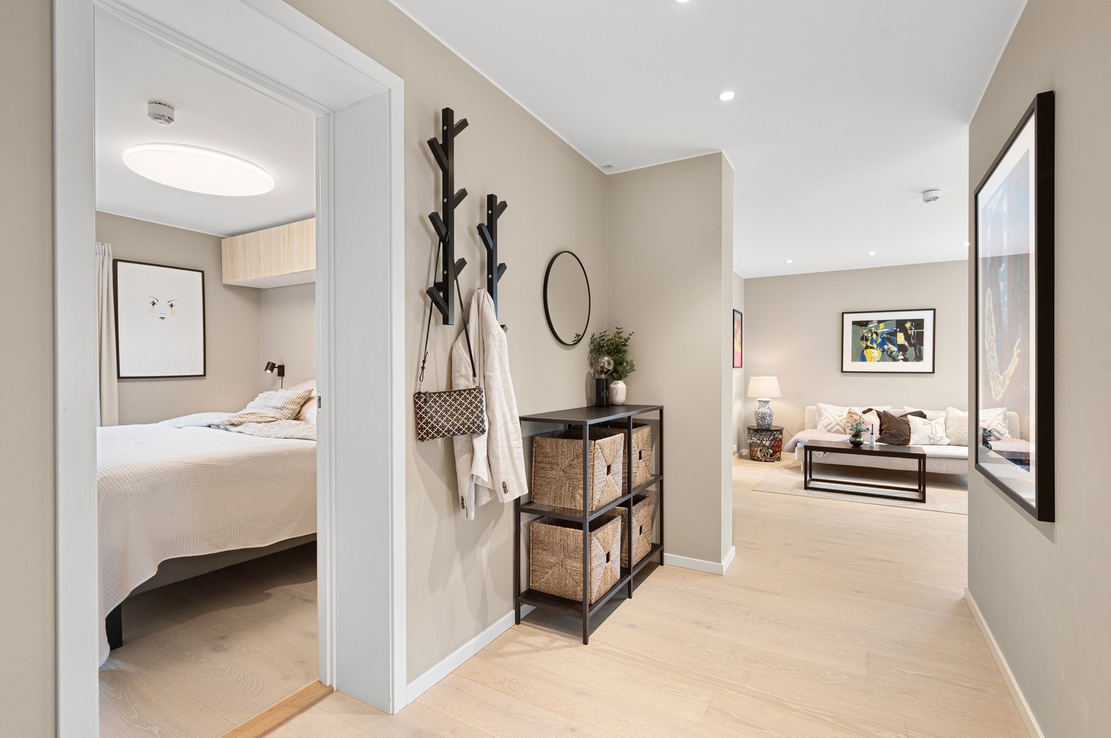 Romslig entré på ca. 6,3m² med god plass til å henge fra seg yttertøy. Galleribilde