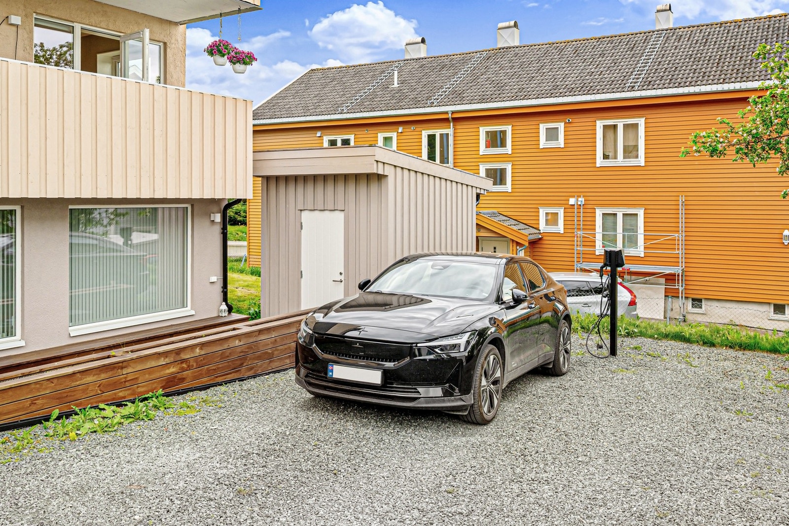 Det medfølger parkering på oppstillingsplass med etablert lader rett utenfor boligen. Galleribilde