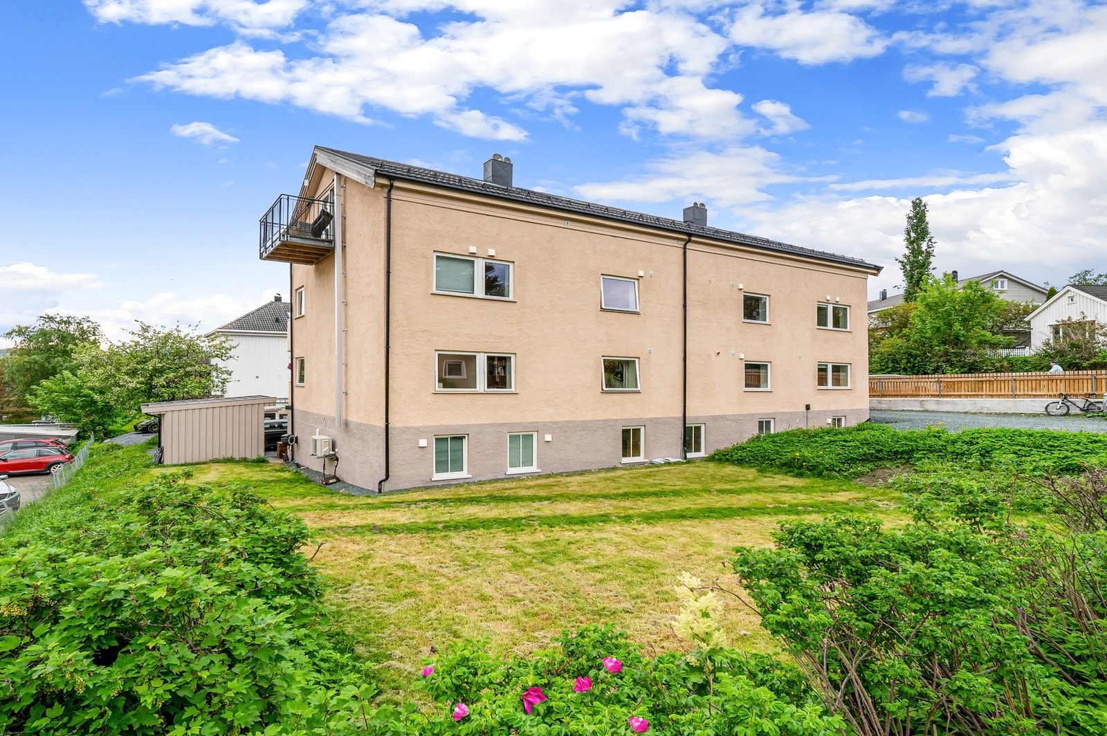 Leiligheten ligger pent til i en høy første etasje med lite innsyn. Galleribilde