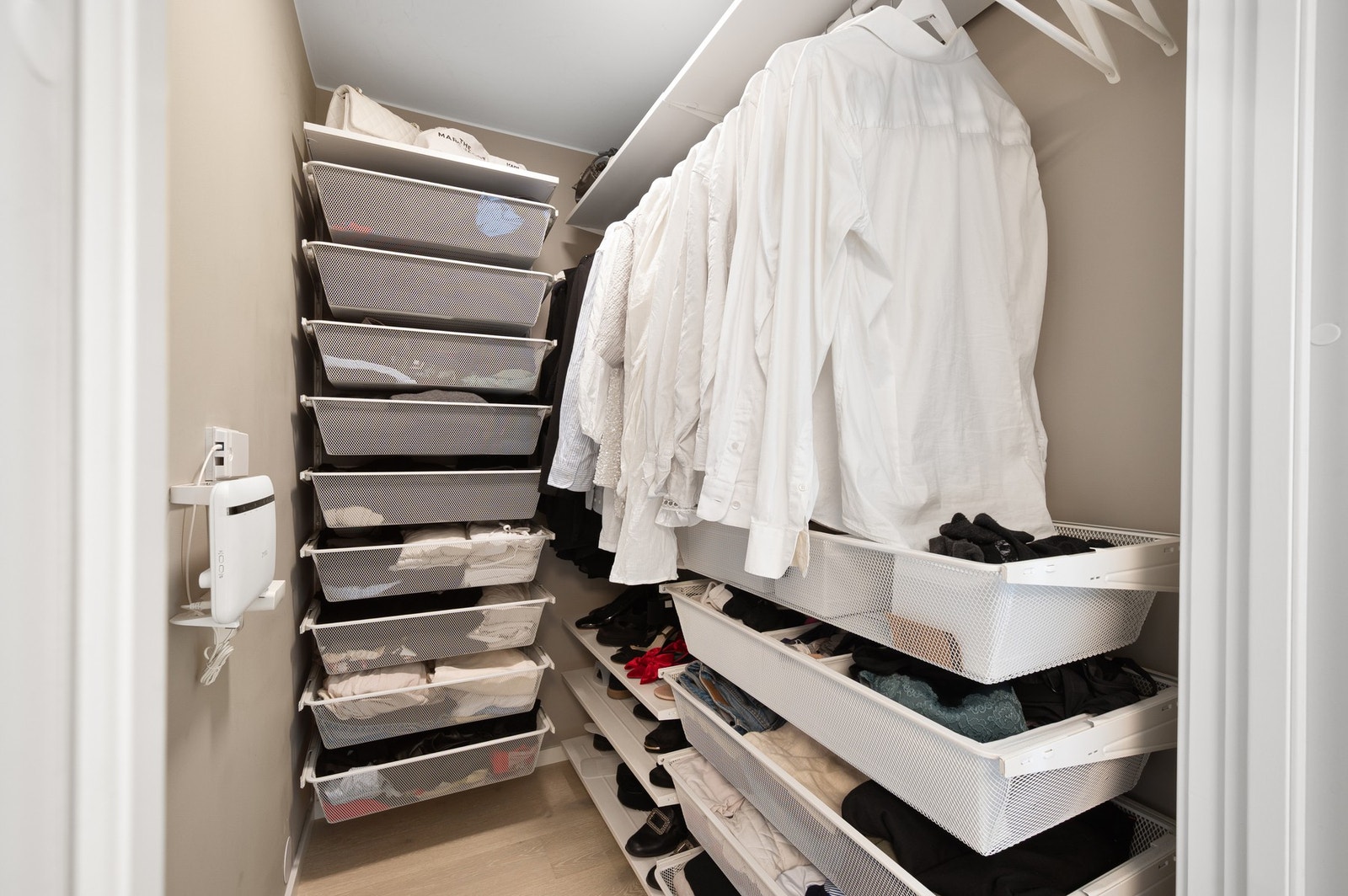 God plass til oppbevaring i bod/ walkin - garderobe på hovedsoverommet. Galleribilde