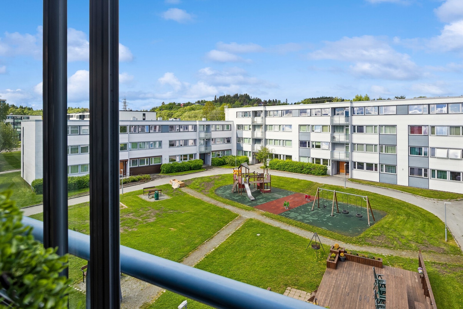 Balkongen byr på gode solforhold og hyggelig utsikt over fellesarealene. Galleribilde