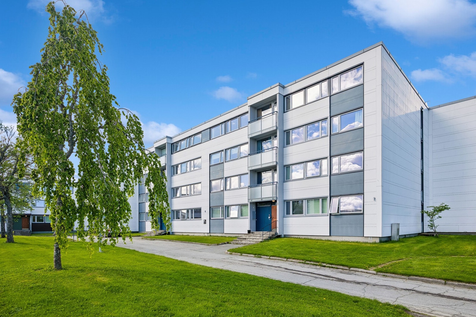Fra boligen er det gangavstand til dagligvarebutikker, barnehager, skoler og kollektivtransport. Galleribilde