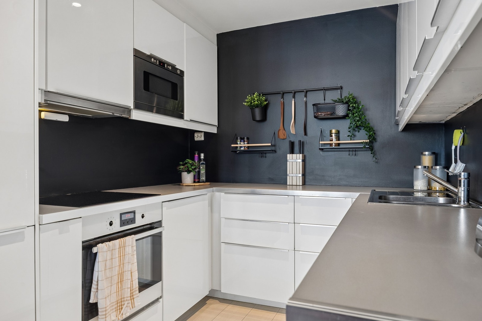 Moderne kjøkken med godt med skap- og benkeplass. Galleribilde