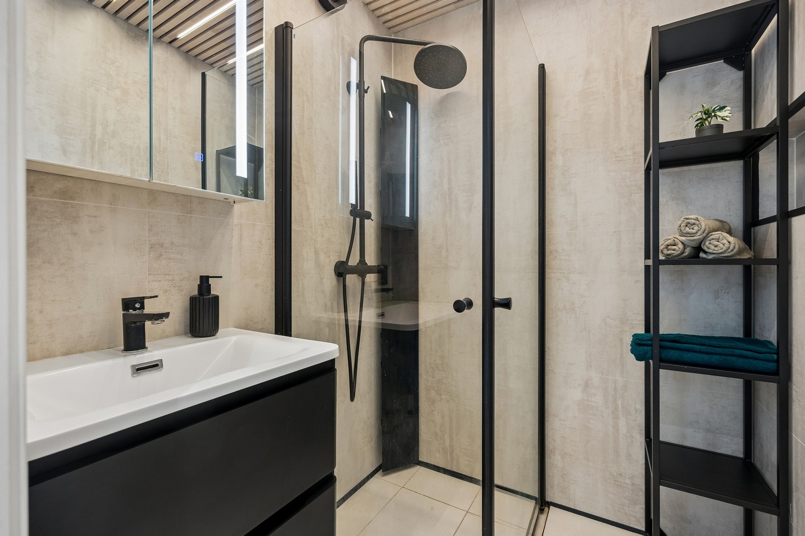 Badet ble pusset opp i 2023 med blant annet nytt sluk, membran, varmekabler, flislagte overflater, nytt baderomsinventar og våtromsplater. Samtidig ble rør og sluk på badet fornyet. Galleribilde
