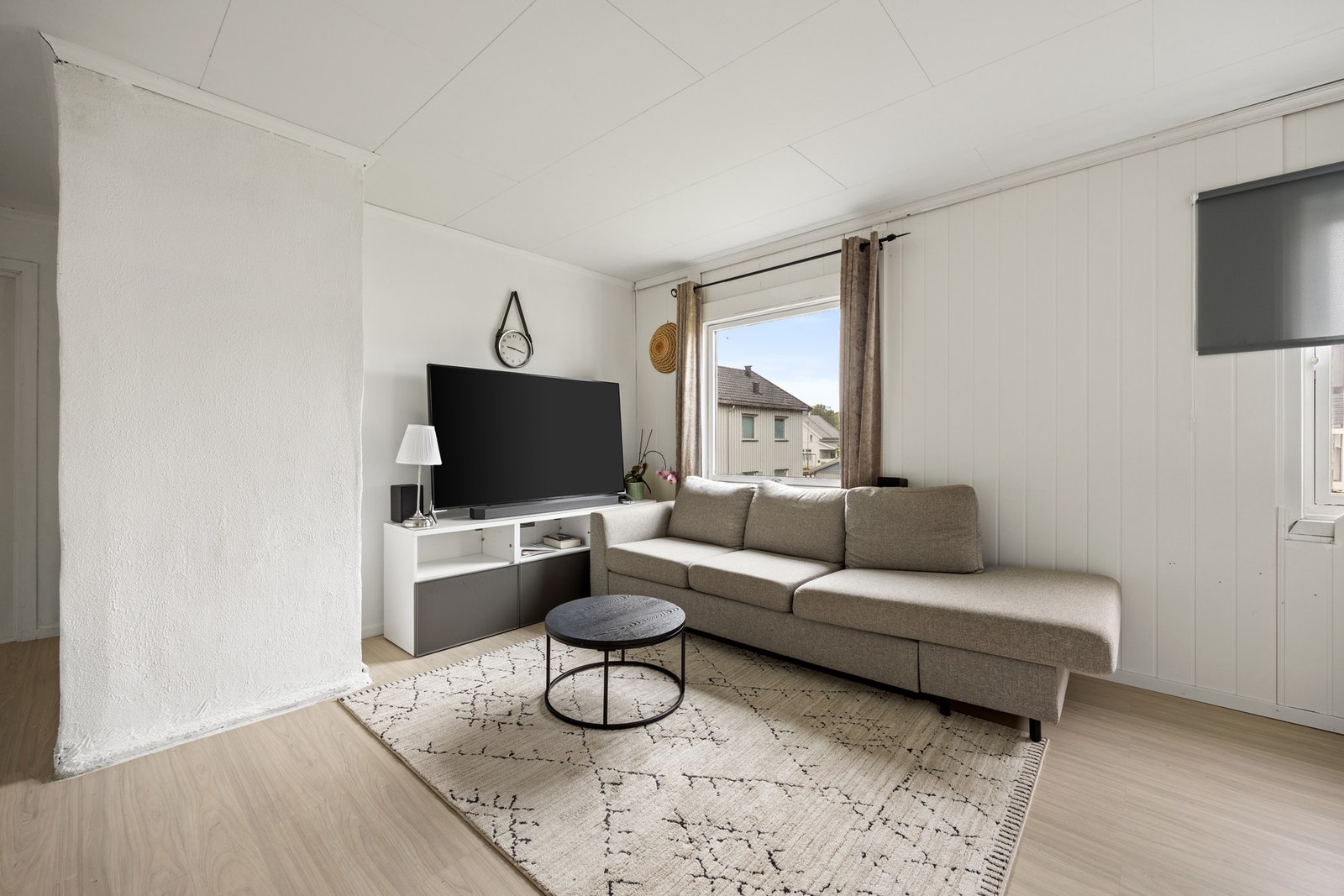 Lys, trivelig stue med plass til sofa og mediemøbel. Galleribilde