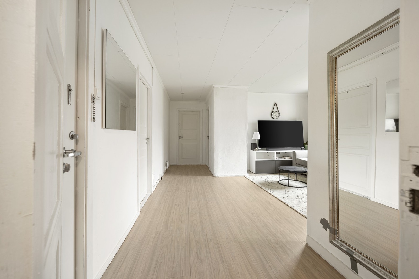 Det er dør inn til tre soverom og bad Galleribilde