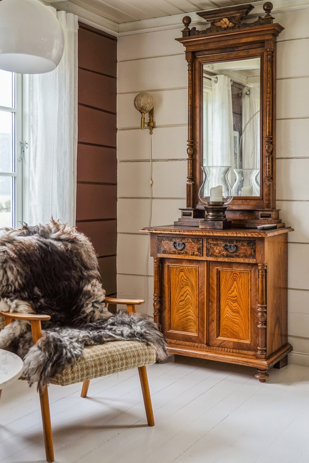 Dei originale tømmerveggane er ein viktig del av karakteren til fritidsbustaden. Galleribilde