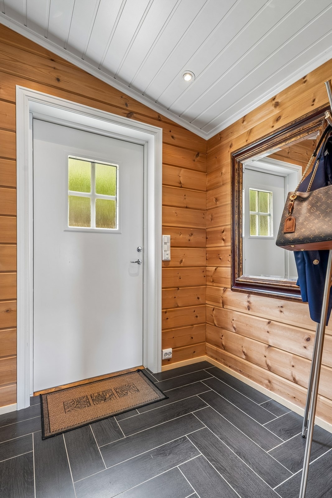 Velkommen inn! Vindfanget har flislagt golv med varmekablar. Galleribilde