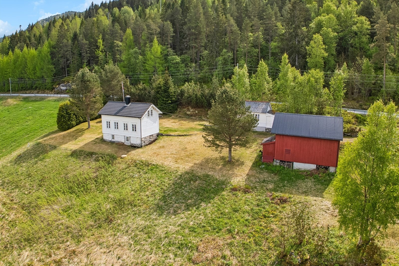 Eigedomen består av eit hovudhus, eit anneks og låve, på ei stor tomt på om lag 2 mål. Galleribilde