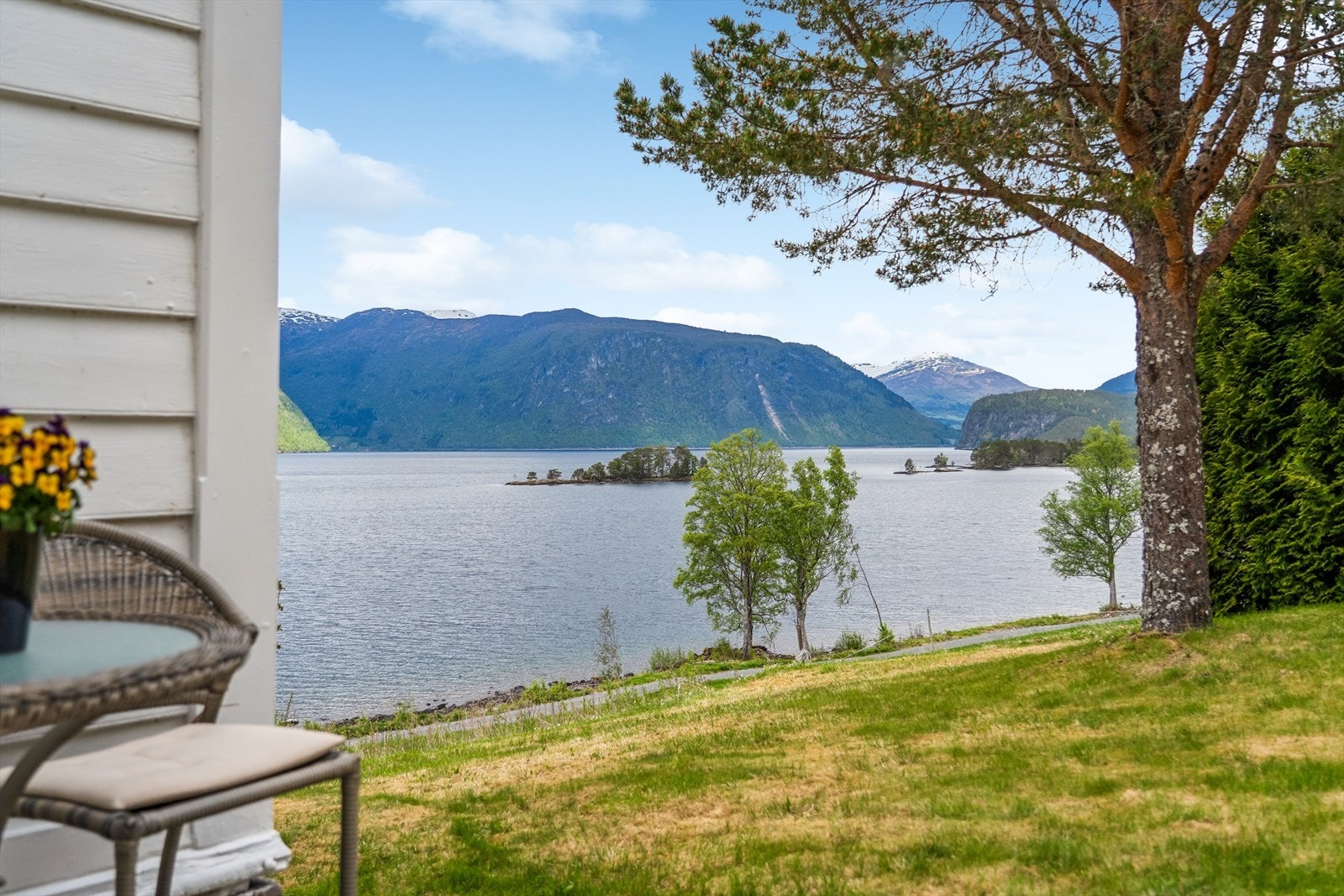 På den romslege tomta har du mulighet for både kjøkkenhage og drivhus, leikeapparat og meir til. Galleribilde