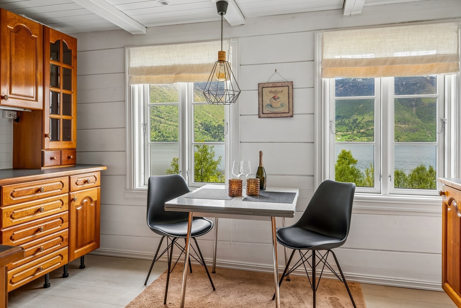 Du har også plass for ein spiseplass i rommet - med den samme fabelaktige utsikta! Galleribilde