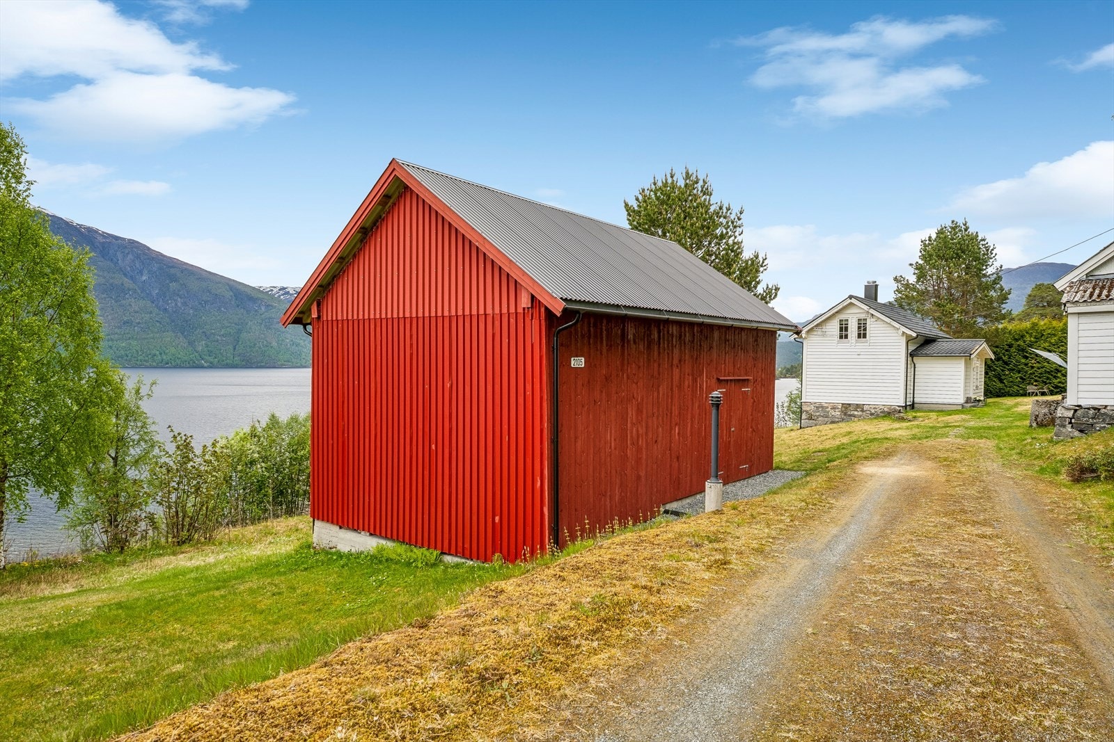 Låven på 48 m² har rikeleg med plass. Taket fekk ny ståltekking i 2017. Galleribilde