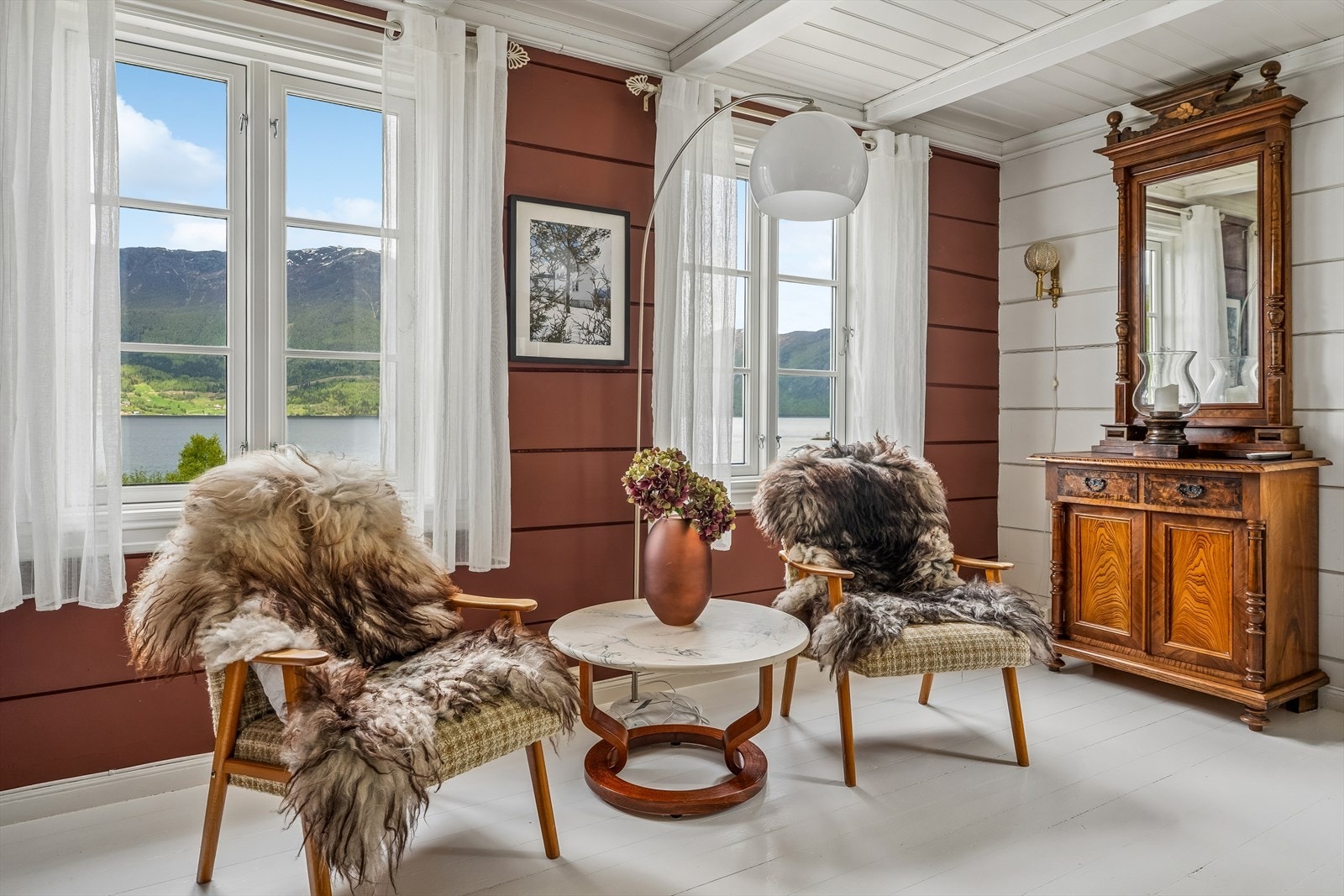 Her kan du verkeleg kjenne på kvilepulsen, med nydelige detaljar innvendig og eventyrleg utsikt mot fjellheimen og Hornindalsvatnet. Galleribilde