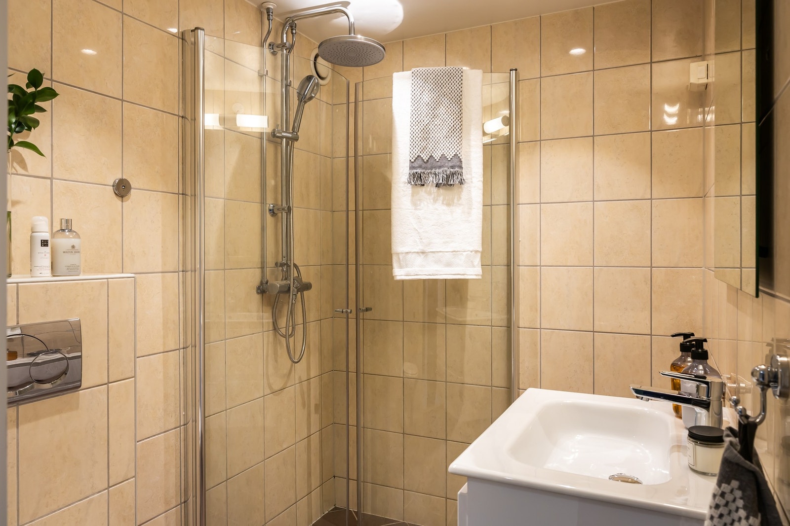 Badet er flislagt og ble modernisert i regi av borettslaget i 2008. Galleribilde