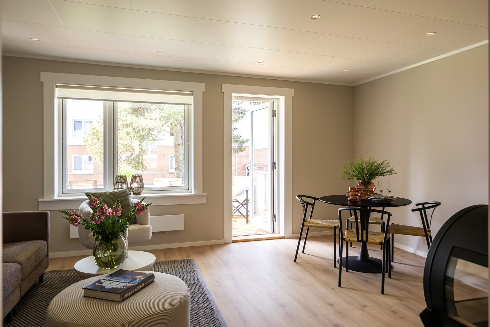 Stuen er lys, romslig og lett å møblere, med plass til både sofagruppe og spiseplass. Galleribilde