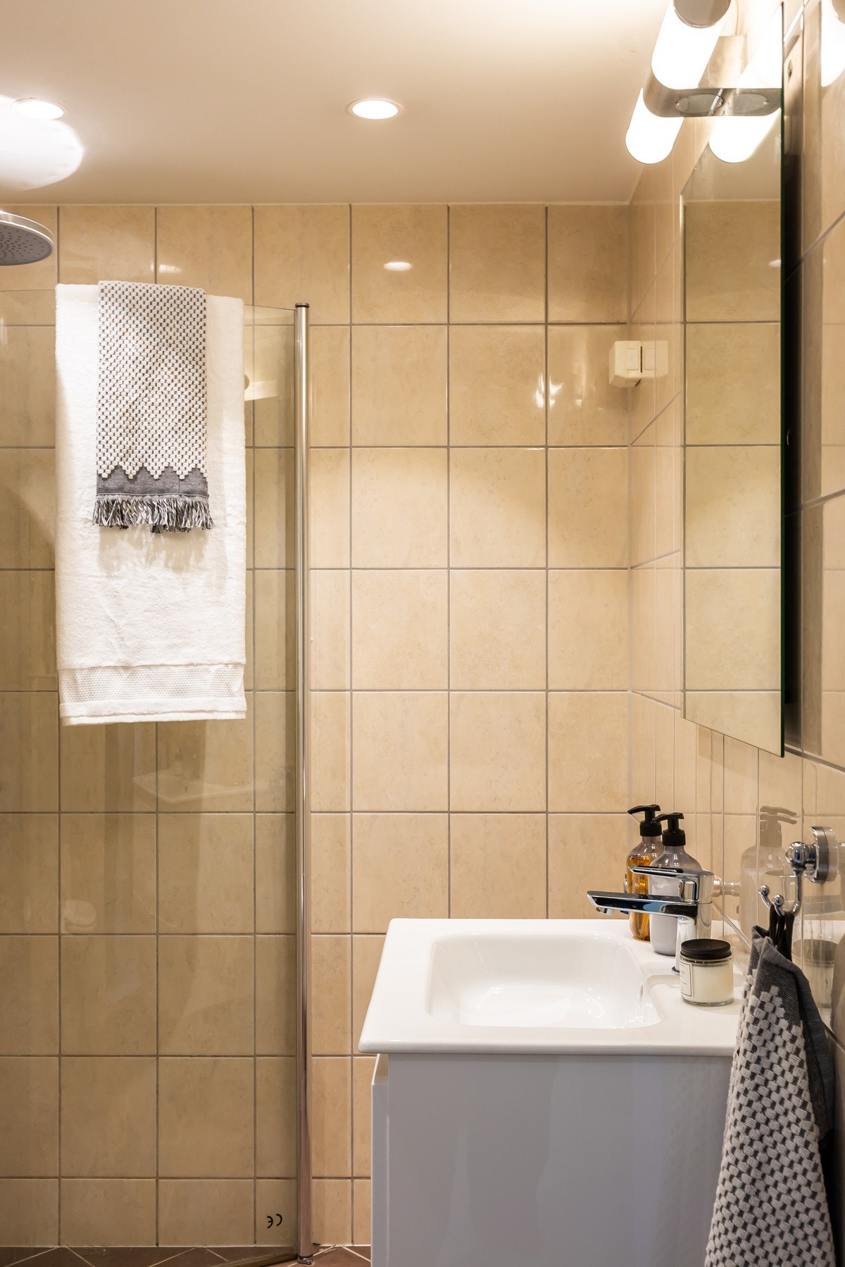 Badet er innredet med servant, veggmontert wc og dusjsone med to svingbare dusjvegger. Galleribilde