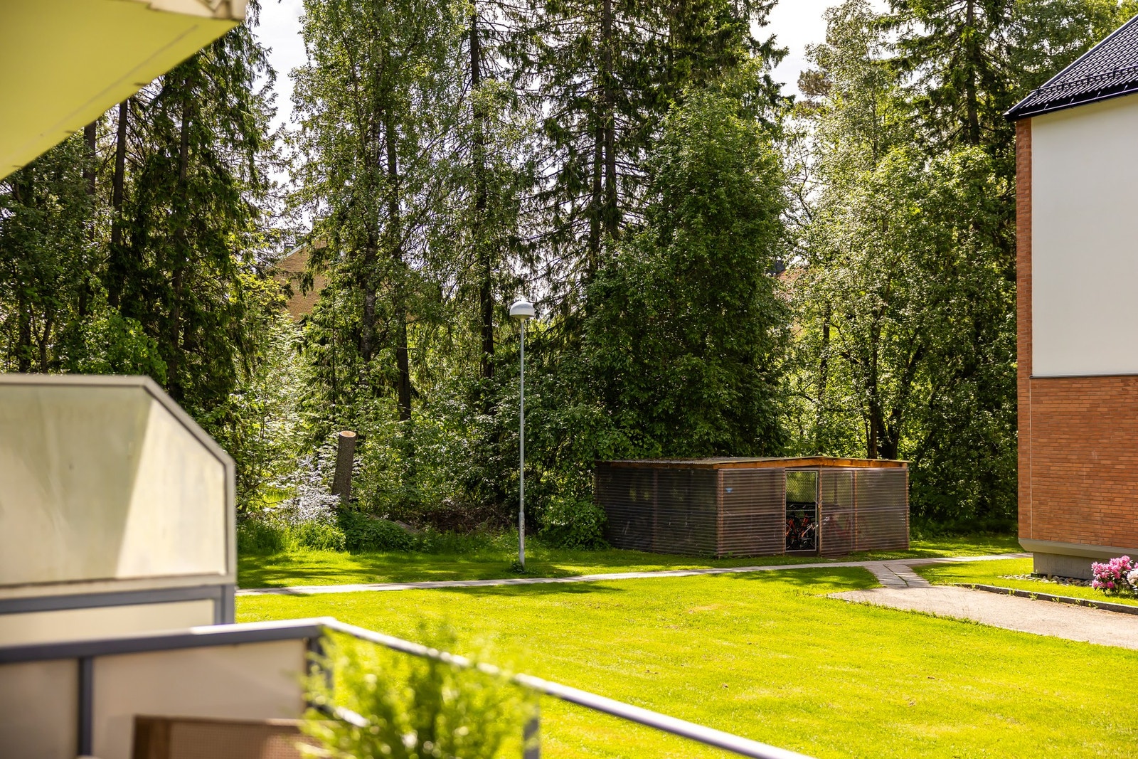 Herfra har man utsyn mot grønne fellesarealer, samt skogen som nærmeste nabo. Galleribilde