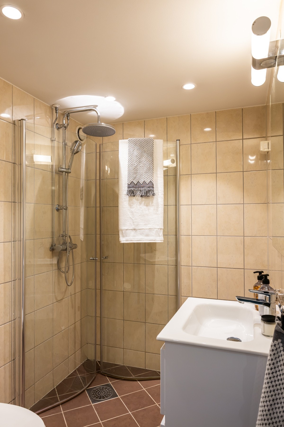 Rommet har flislagte vegger, flislagt gulv med varmekabler og malt himling med downlights. Galleribilde