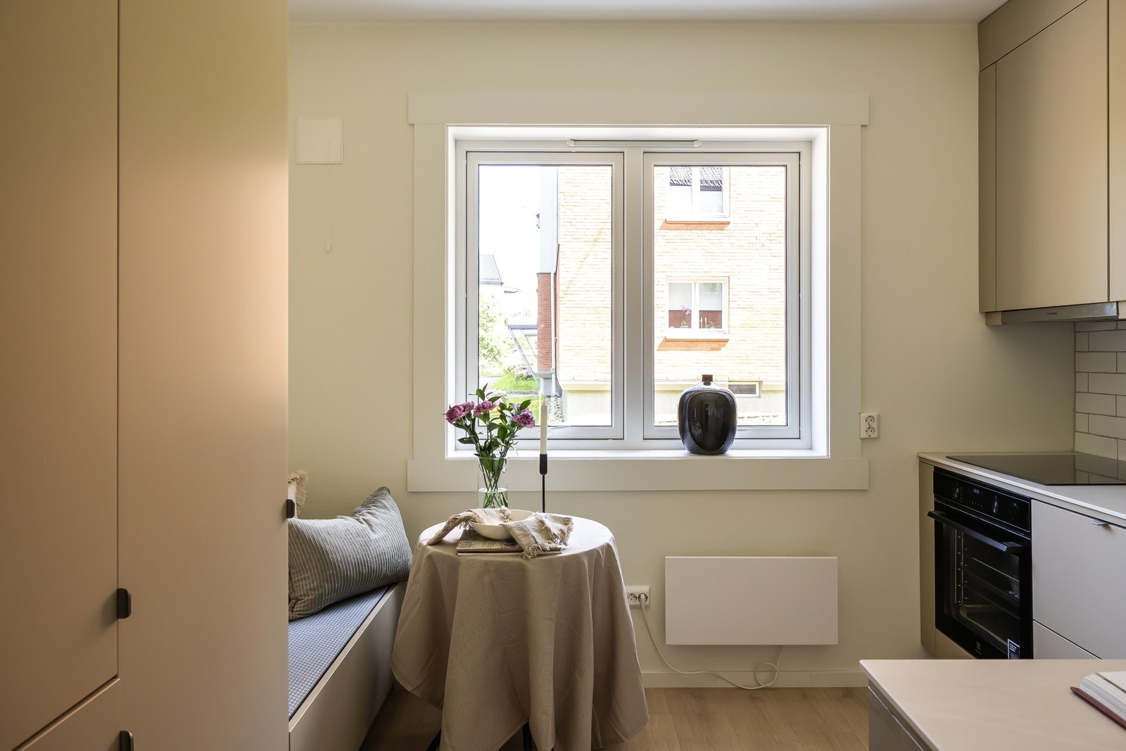 I 2026 ble det montert ny kjøkkeninnredning med folierte fronter og integrerte hvitevarer. Galleribilde
