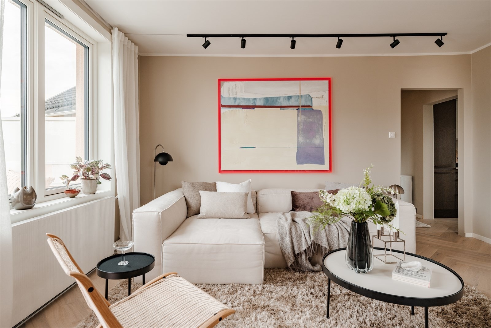 Stuen har gode møbleringsmuligheter for sofagruppe, spisebord, samt medie- og oppbevaringsmøblement Galleribilde