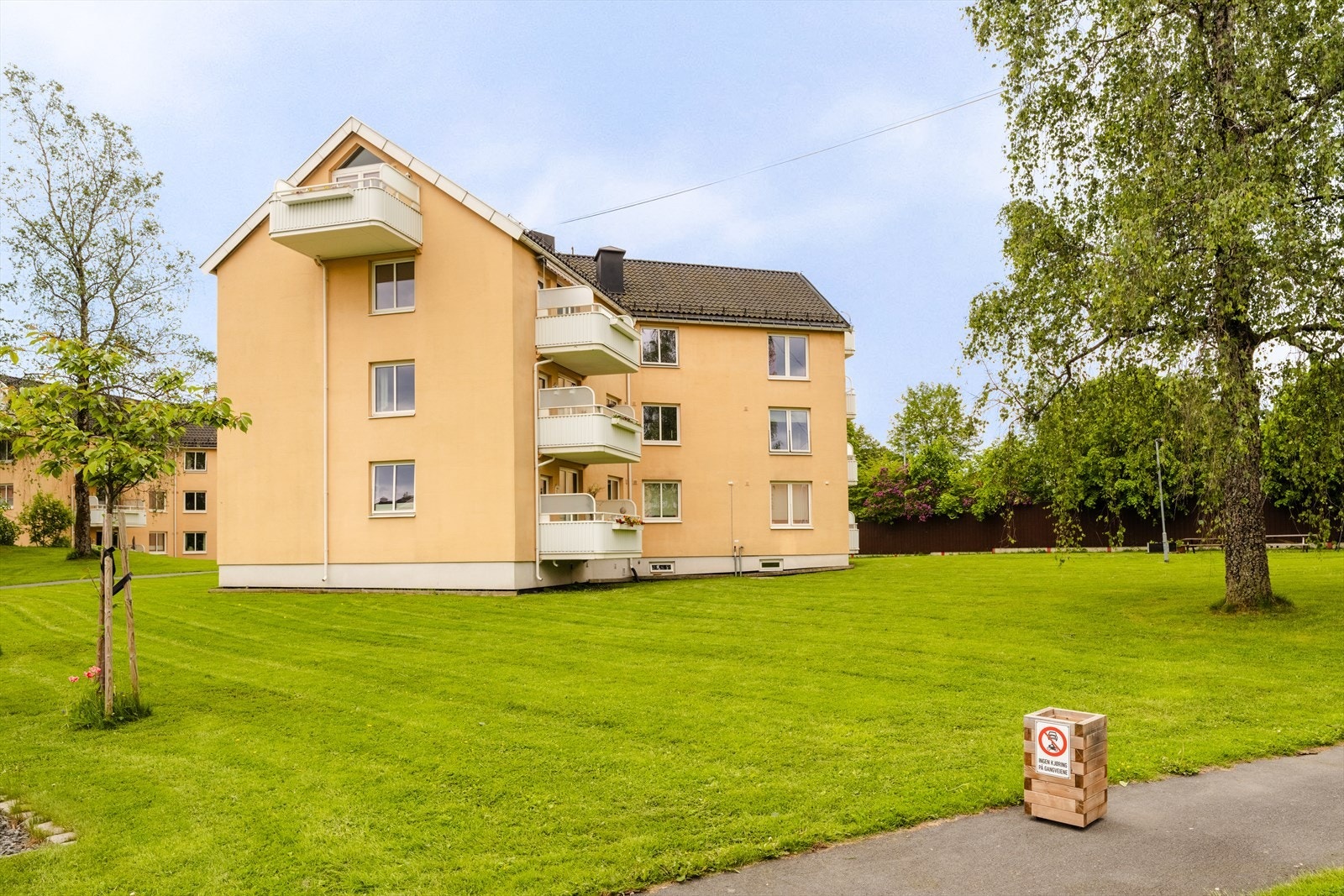 Bak blokkene er det et lite skogholt og fra leiligheten er det ca. 200 meter til Persbråten skoles kunstgressbane som er åpen for allmennheten utenfor skoletiden Galleribilde