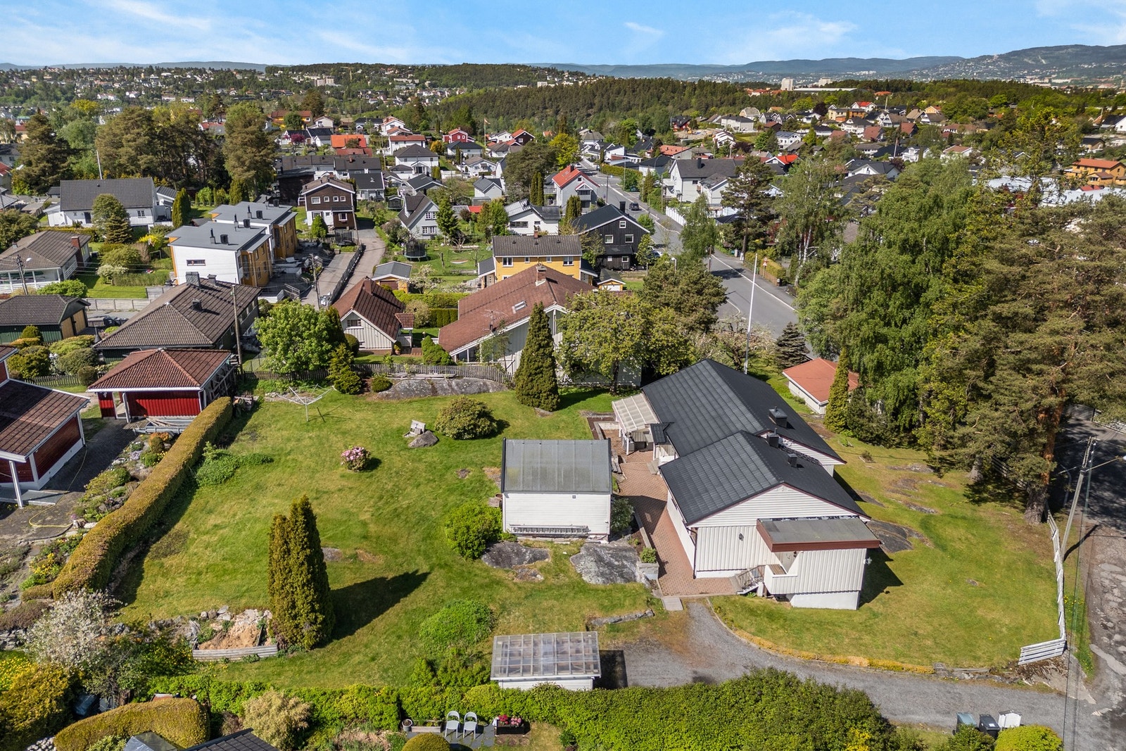 Det er tinglyst adkomstrett over nabotomten som også selges. Galleribilde