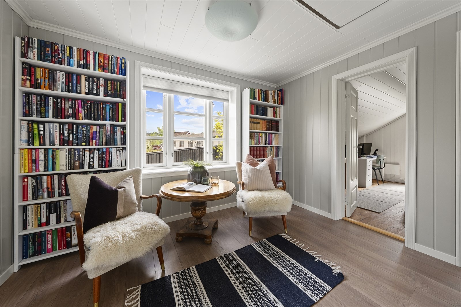 Praktisk loftstue med plass til sofagruppe og tilhørende møblement. Fra stuen har du videre tilgang til de øvrige rommene i etasjen Galleribilde