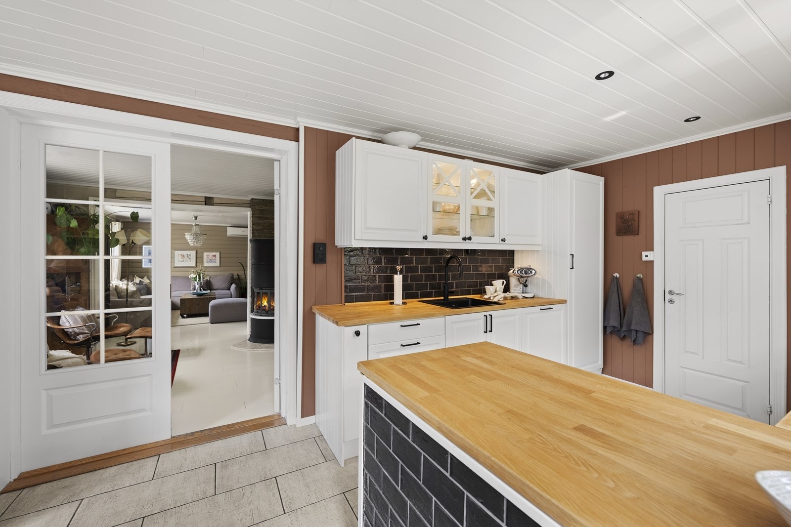 Kjøkkenet har integrerte hvitevarer som stekeovn, platetopp, oppvaskmaskin og kjøl-/fryseskap Galleribilde