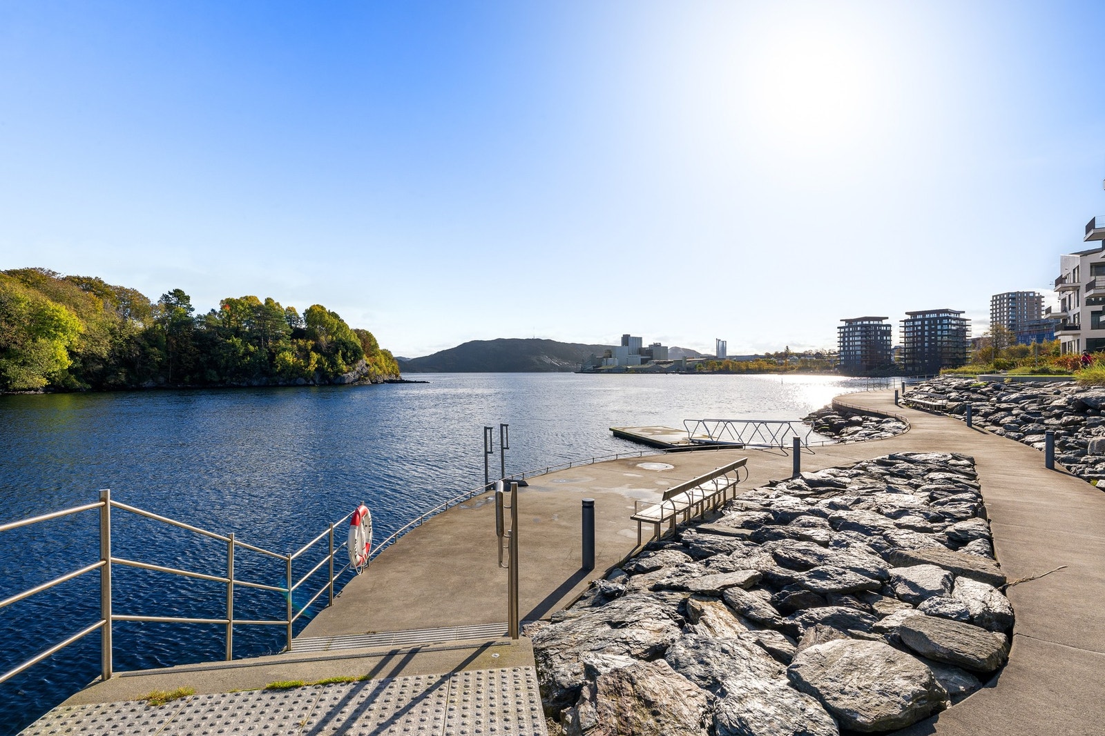 Fra leiligheten er det kort gangavstand til sjøen og populære tur- og badeområder Galleribilde