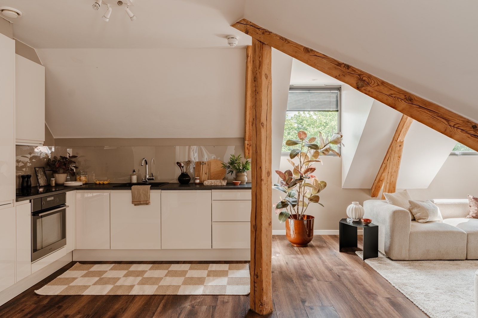En gjennomført loftsleilighet der moderne løsninger møter klassisk sjarm. Galleribilde