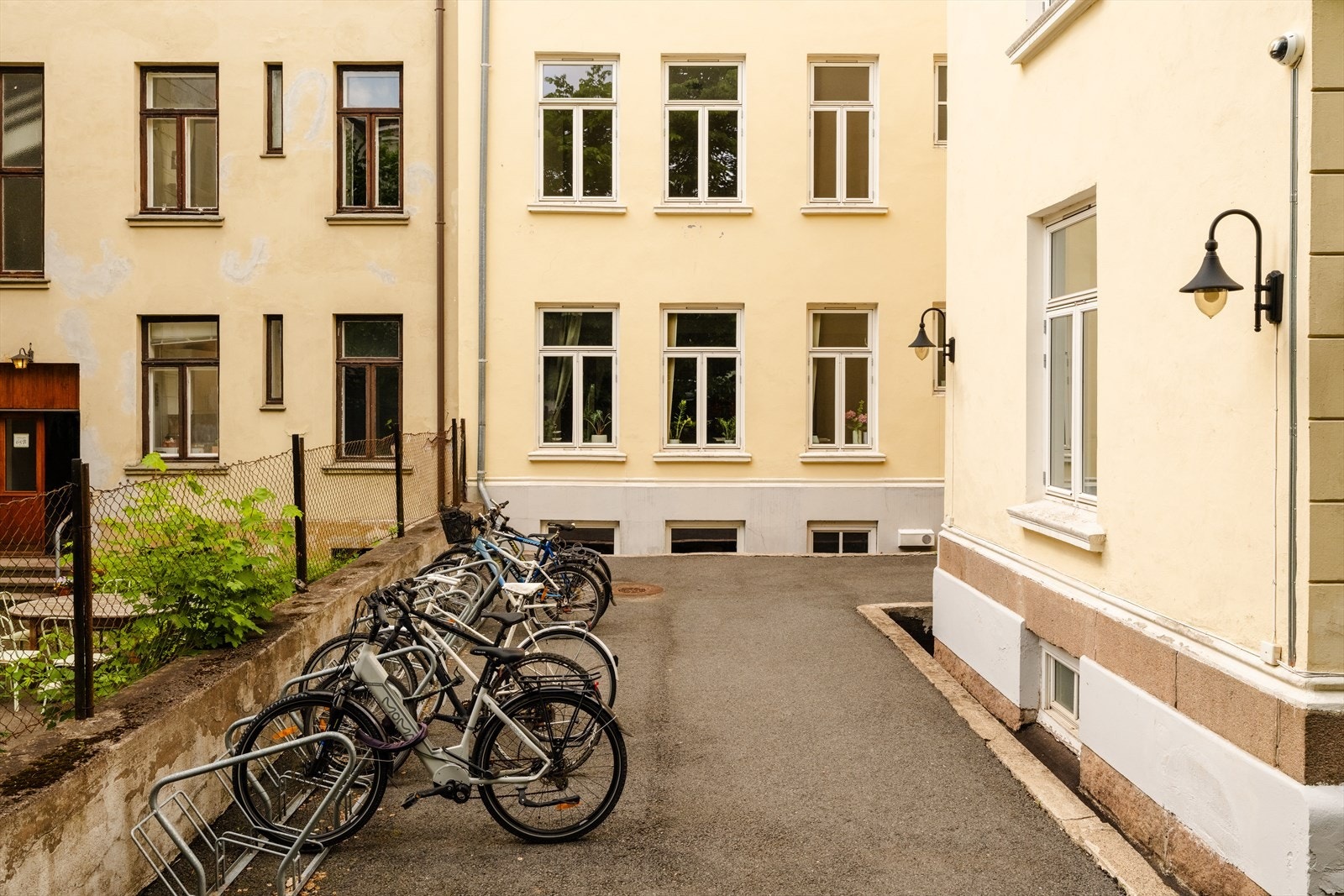 I bakgården er det felles sykkelparkering for beboerne. Galleribilde