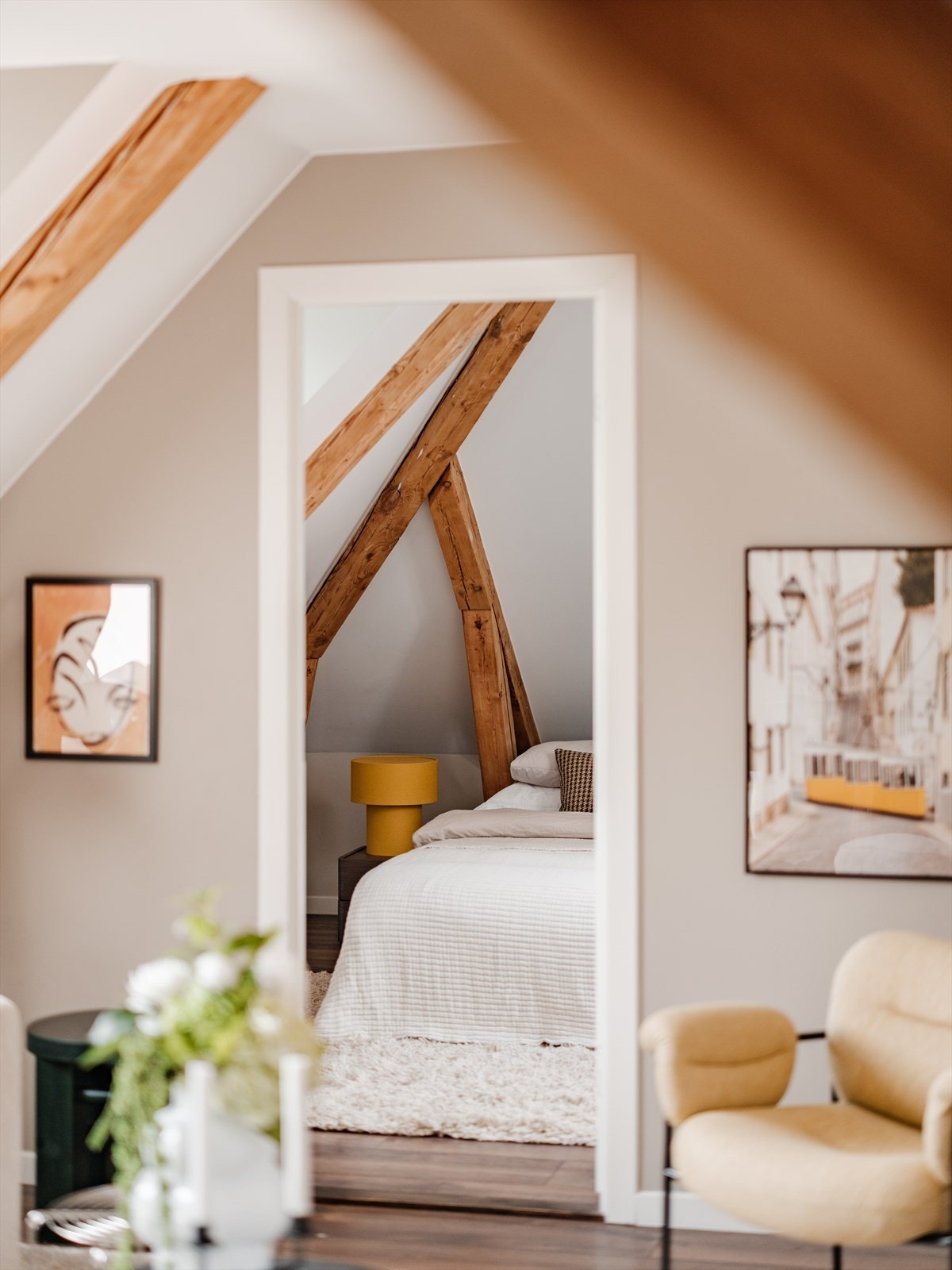 Et glimt inn til hovedsoverommet fra stuen. Galleribilde