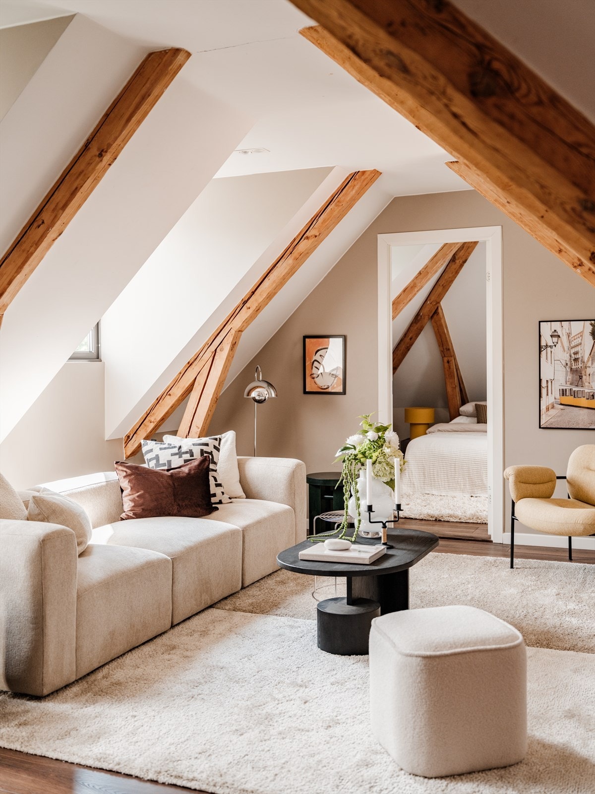 Sparklede og malte overflater på vegger og i himling gir et rent og moderne uttrykk. Galleribilde