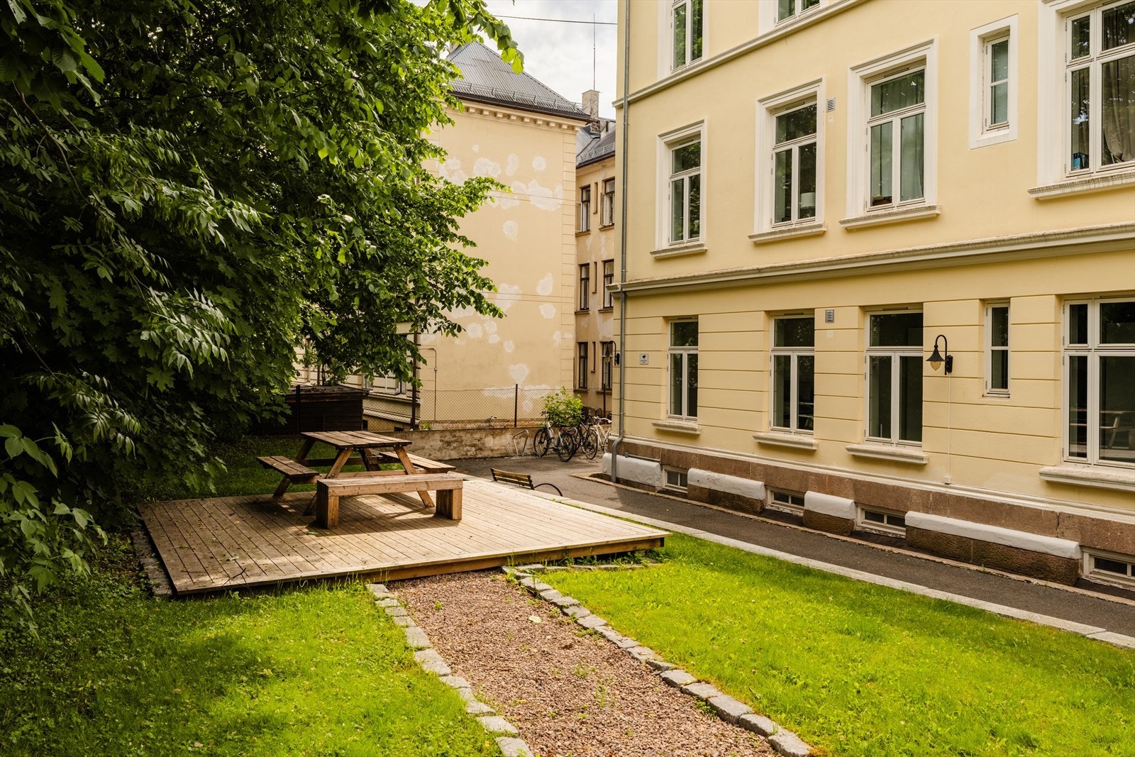 Borettslaget har et hyggelig, felles uteområde med sittegruppe. Galleribilde