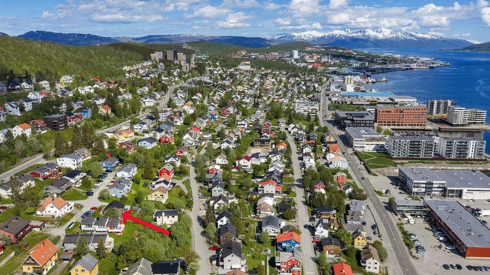 Svært sentral beliggenhet med nærhet til det meste. Det er ca 2 km gange til UiT og ca. 1.7 km til Storgata i sentrum Galleribilde